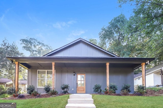 view of front of property featuring a front lawn