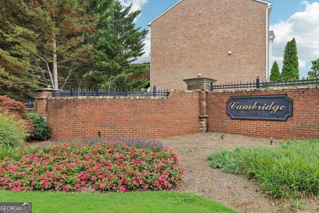 view of community / neighborhood sign