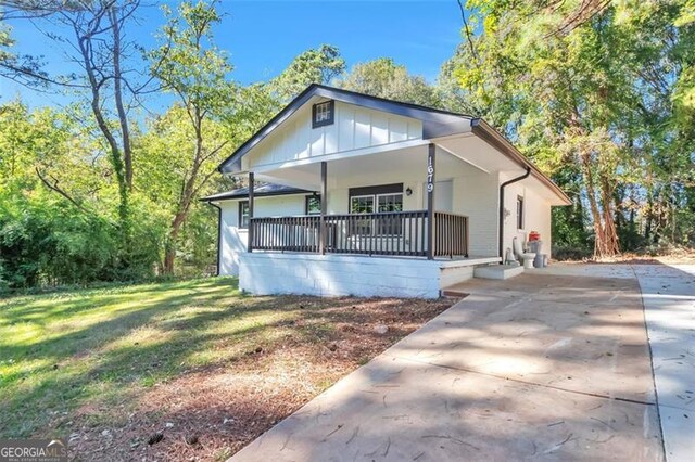 view of front of house featuring a front lawn and covered porch