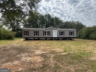 manufactured / mobile home featuring a front yard