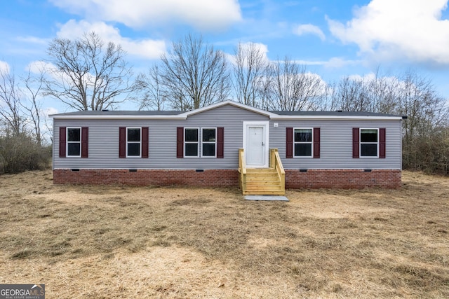 manufactured / mobile home with a front yard