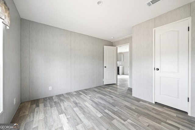 unfurnished room featuring light hardwood / wood-style flooring