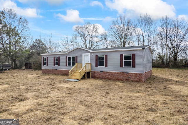 manufactured / mobile home featuring a front lawn