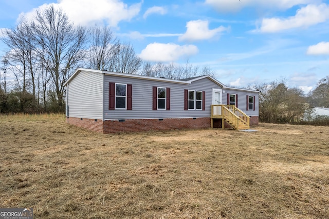 manufactured / mobile home featuring a front lawn