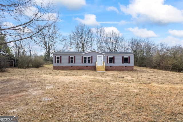 manufactured / mobile home featuring a front yard