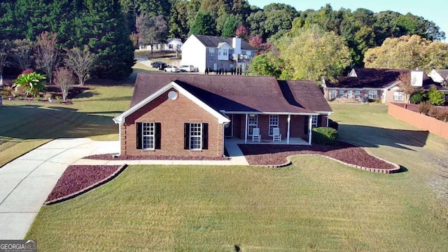 ranch-style home featuring a front lawn