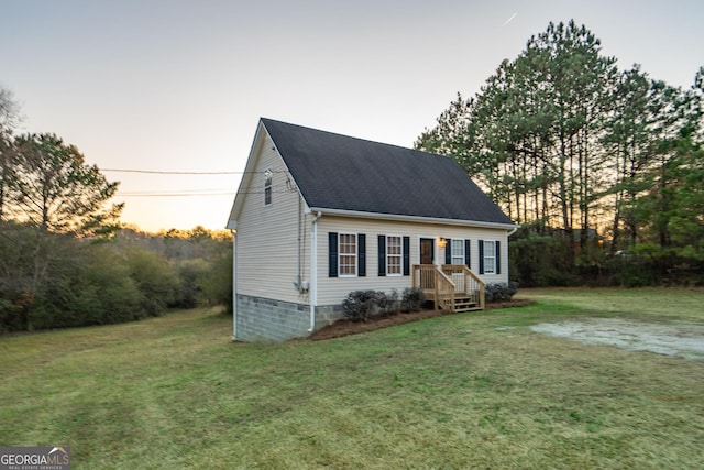 view of front of house featuring a lawn