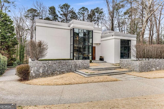 view of front facade featuring stucco siding