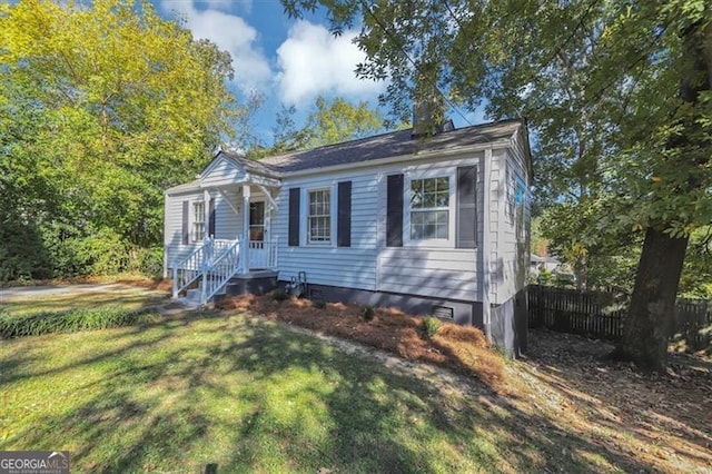 view of front of property featuring a front yard