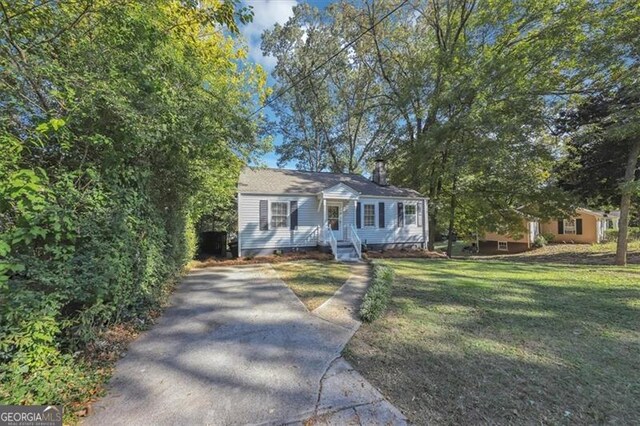 view of front of home with a front lawn