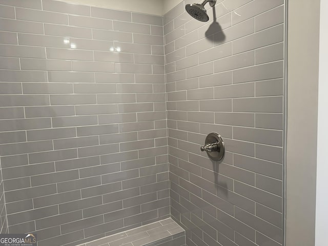 bathroom featuring a tile shower