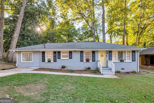 ranch-style house featuring a front yard