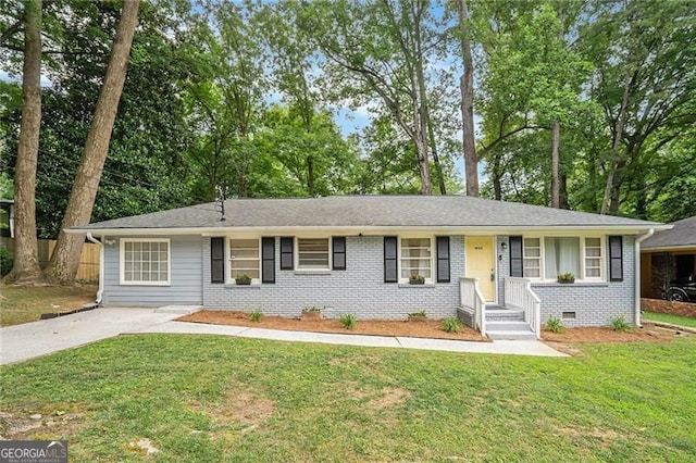 single story home featuring a front yard