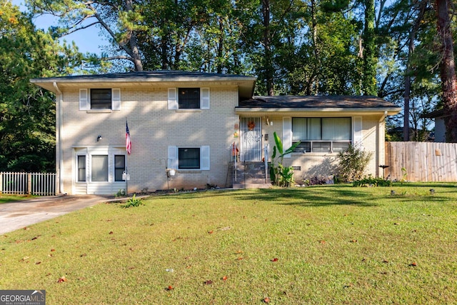 split level home featuring a front yard