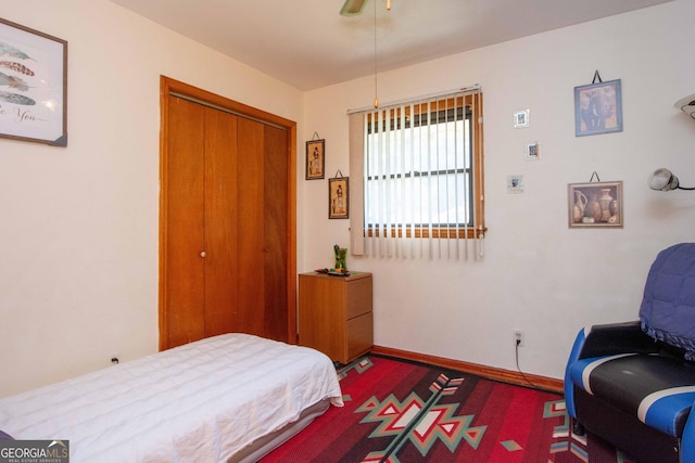 bedroom featuring ceiling fan and a closet