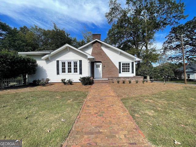 view of front of property featuring a front lawn