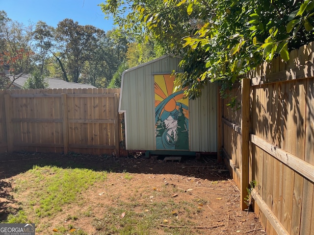 view of yard featuring a shed