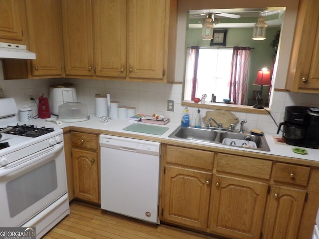 kitchen with light hardwood / wood-style flooring, sink, tasteful backsplash, white appliances, and ceiling fan