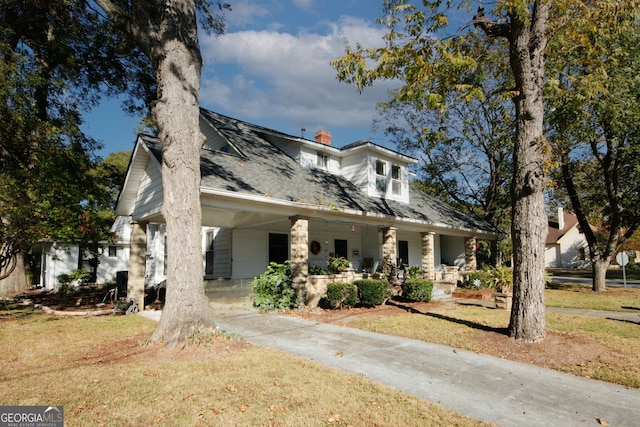 view of front facade featuring a front yard and covered porch