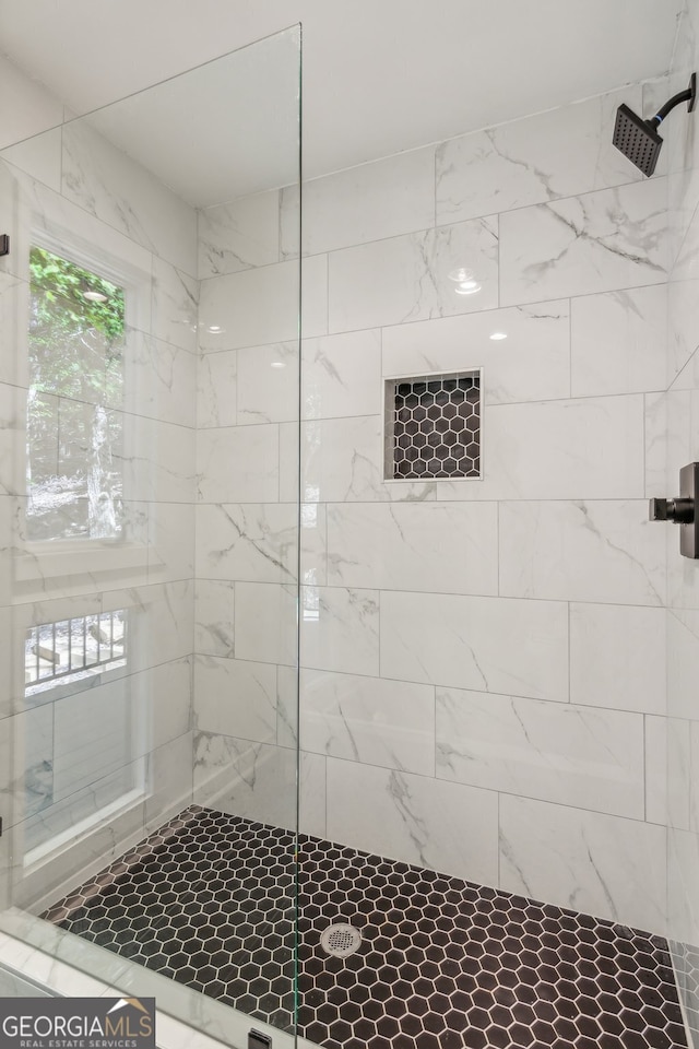 bathroom featuring a tile shower