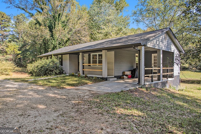 view of front of property featuring a carport