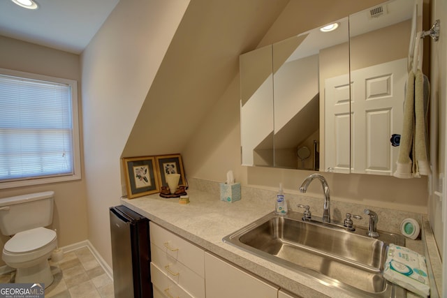 4 Bridgeview Dr SE, Rome, GA 30161 - kitchen featuring vaulted ceiling, a sink, light countertops, freestanding refrigerator, and recessed lighting