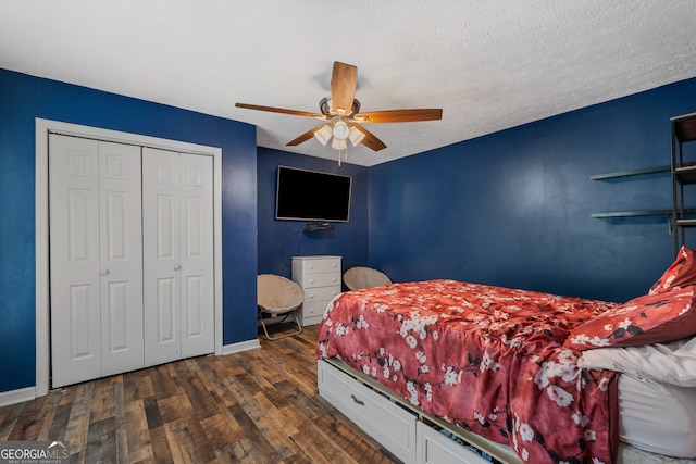 bedroom featuring a closet, ceiling fan, a textured ceiling, and dark hardwood / wood-style floors