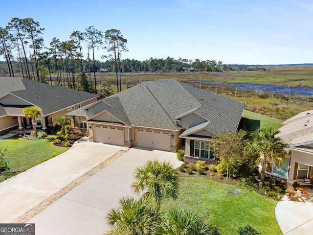 view of front of property featuring a front yard and a garage