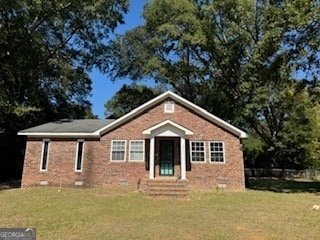 view of front facade with a front yard