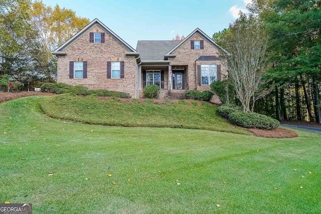 craftsman inspired home featuring a front lawn