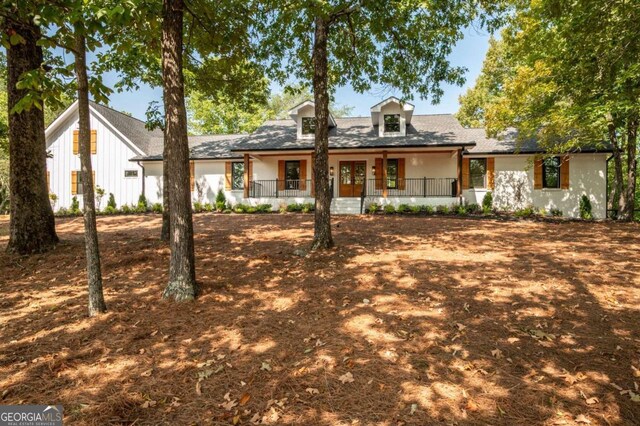 view of front facade featuring stucco siding and covered porch