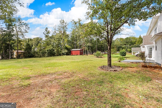 view of yard with a storage unit