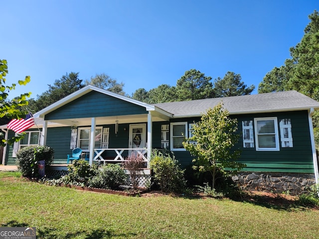 view of front of house with covered porch and a front lawn