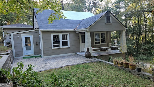 view of front facade with a front lawn