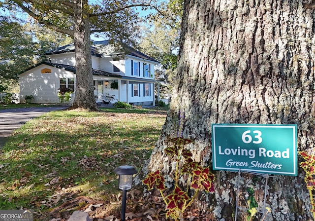 view of front of home with a front yard