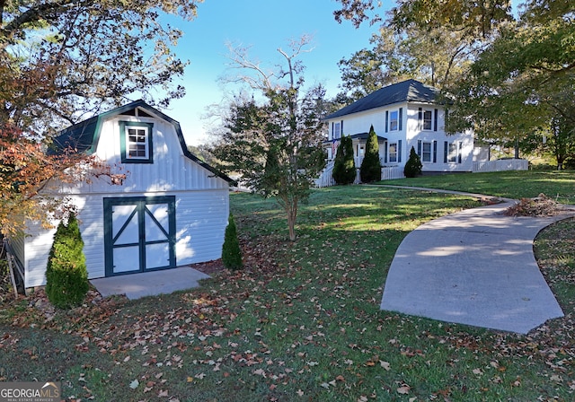 view of yard featuring an outbuilding