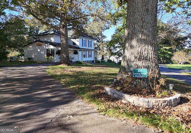 view of front of property featuring a front lawn