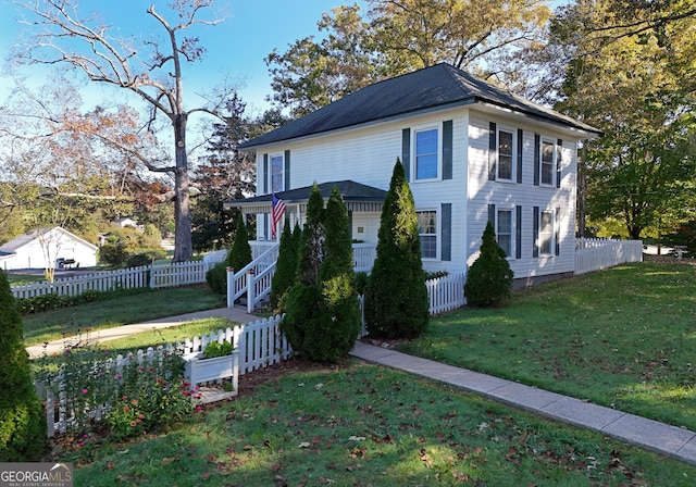 view of front of property featuring a front lawn