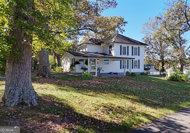 view of front facade with a front yard