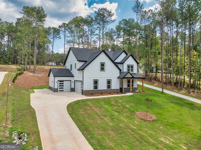 view of front of house featuring a front lawn and a garage