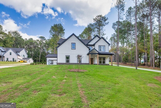 view of front of property featuring a porch and a front lawn