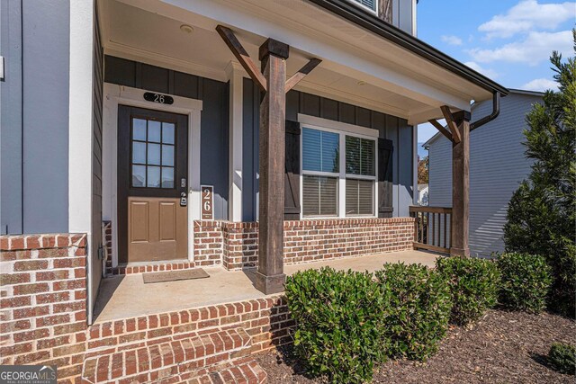 entrance to property featuring a porch