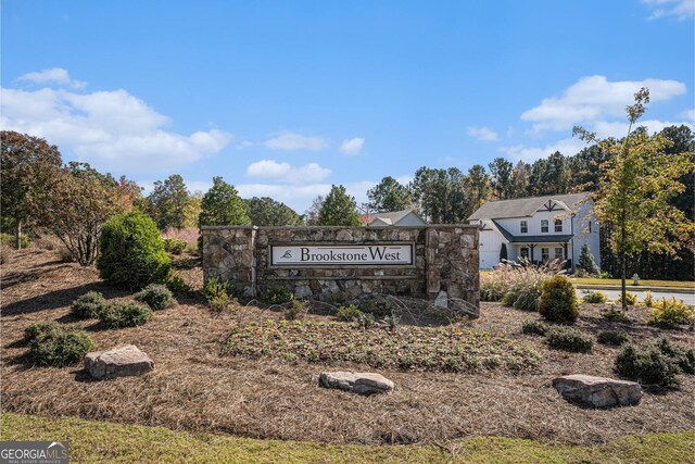 view of community / neighborhood sign