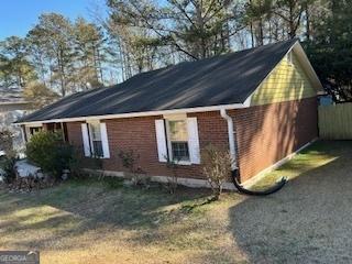 view of side of property featuring a yard