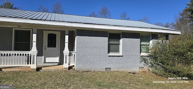 view of front of house featuring a front yard and a porch