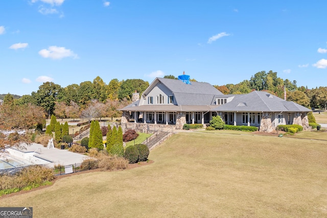 view of front of house featuring a front yard