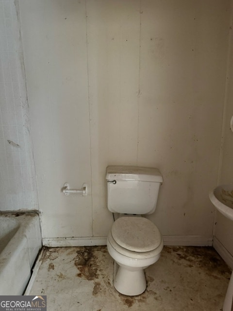 bathroom featuring toilet and a bathing tub