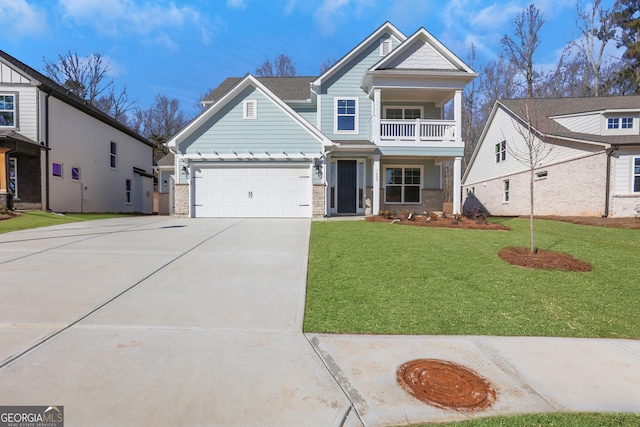 craftsman inspired home featuring a front lawn