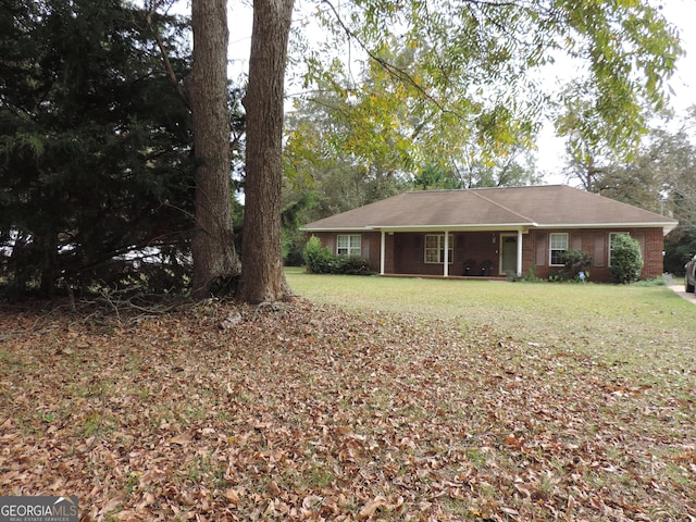 ranch-style home featuring a front lawn