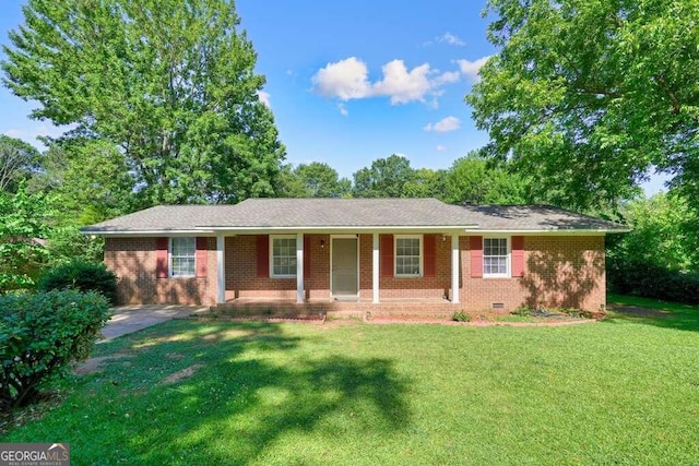 single story home featuring a front lawn